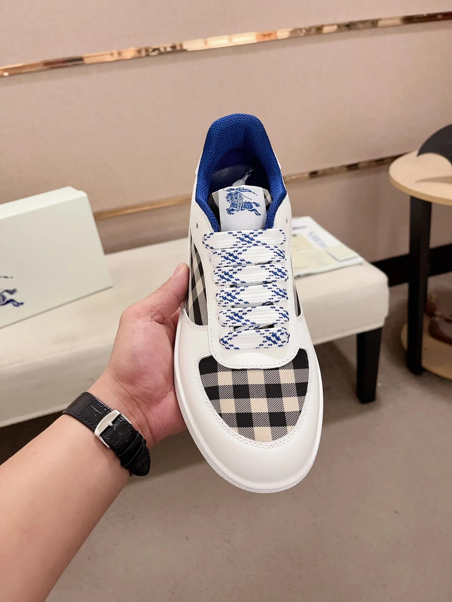 Men's shoes💰: 620💰Top version🥳◾️▫️The new Burberry men's classic low-top sneakers are reinterpreted with Vintage retro plaid cotton material and calfskin, decorated with a new brand logo. First-layer cowhide lining, embossed Burberry logo on the heel, and original TPU outsole! Code number: 38-45. Women's sizes and 46 can be customized.